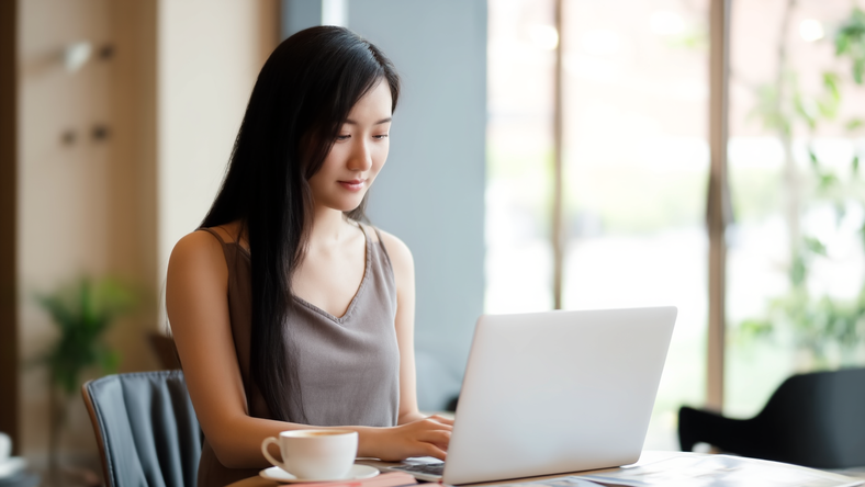 县城咖啡馆,挤满玩穷了的数字游民